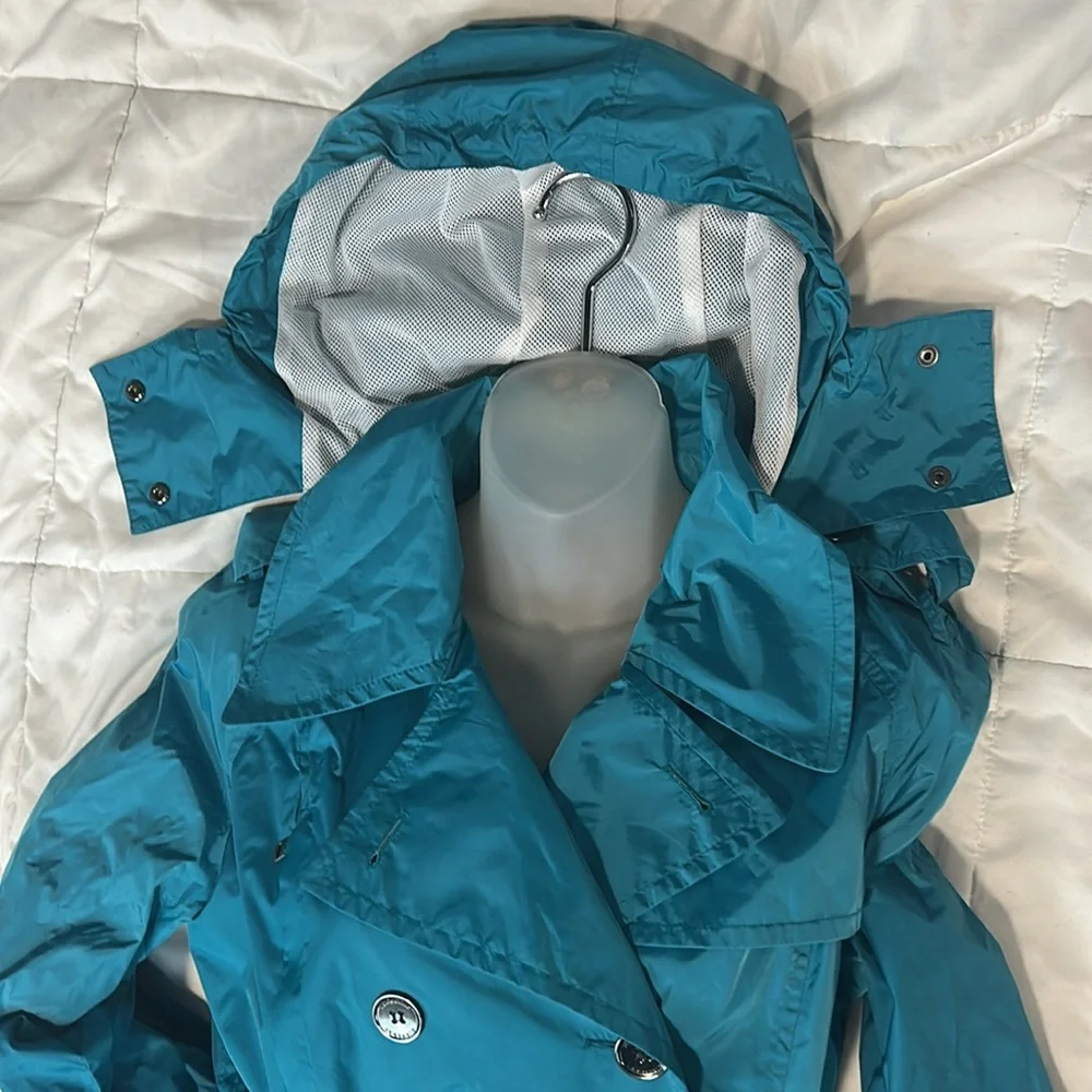 Ladies Burberry trenchcoat size 4. EUC. - Picture 2 of 9